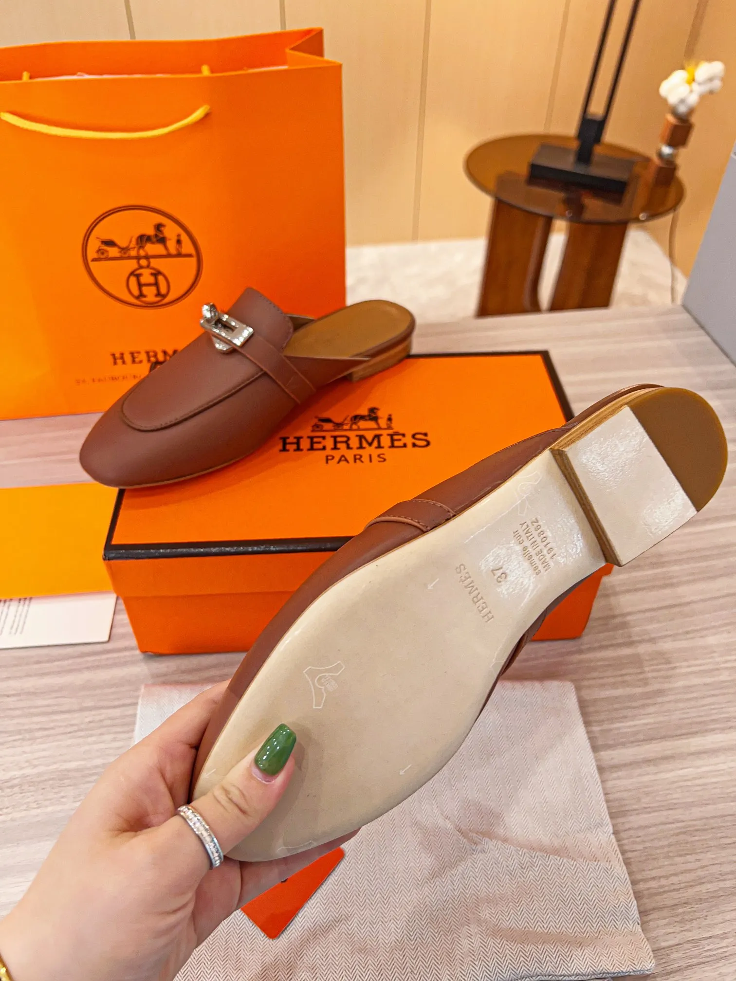 👟👟Ex-factory price 560👟👟 🐎2023 top product Hermes new genuine handmade shoes, purely handmade, a must-collect item! The perfect holiday accessory! Our pursuit of quality products is always the best! Don't give in! Comfort and originality, not following trends, and not deliberately expressing oneself are the consistent pursuits of Hermes and its fans! [Material] ✅Upper: Hermers original calfskin ✅Foot pads: Made of imported original fabric 5D color printed pads ✅Outsole: Italian genuine leather outsole (pursuing top walking comfort) [Number of codes] 34-42 [Packaging] Comes with a full set of original packaging, code 35-42